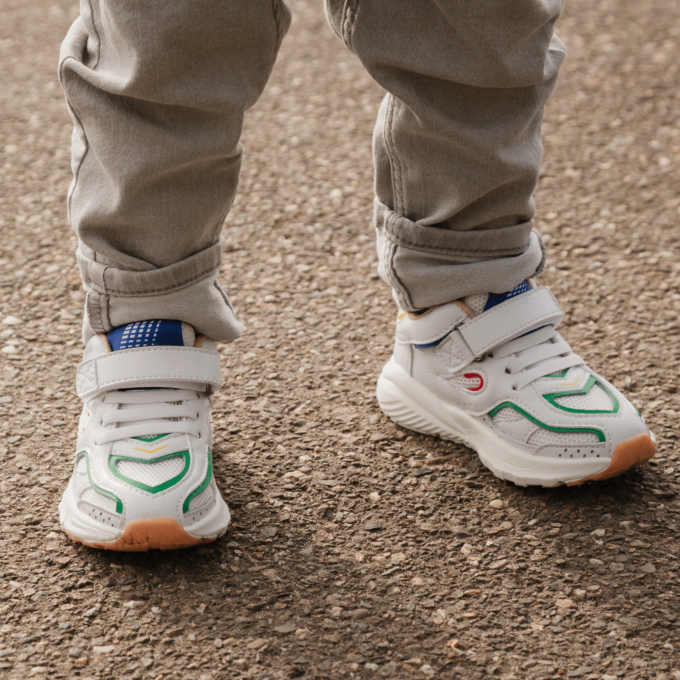 Shoesme sportief wit sneakertje met kleurrijke details